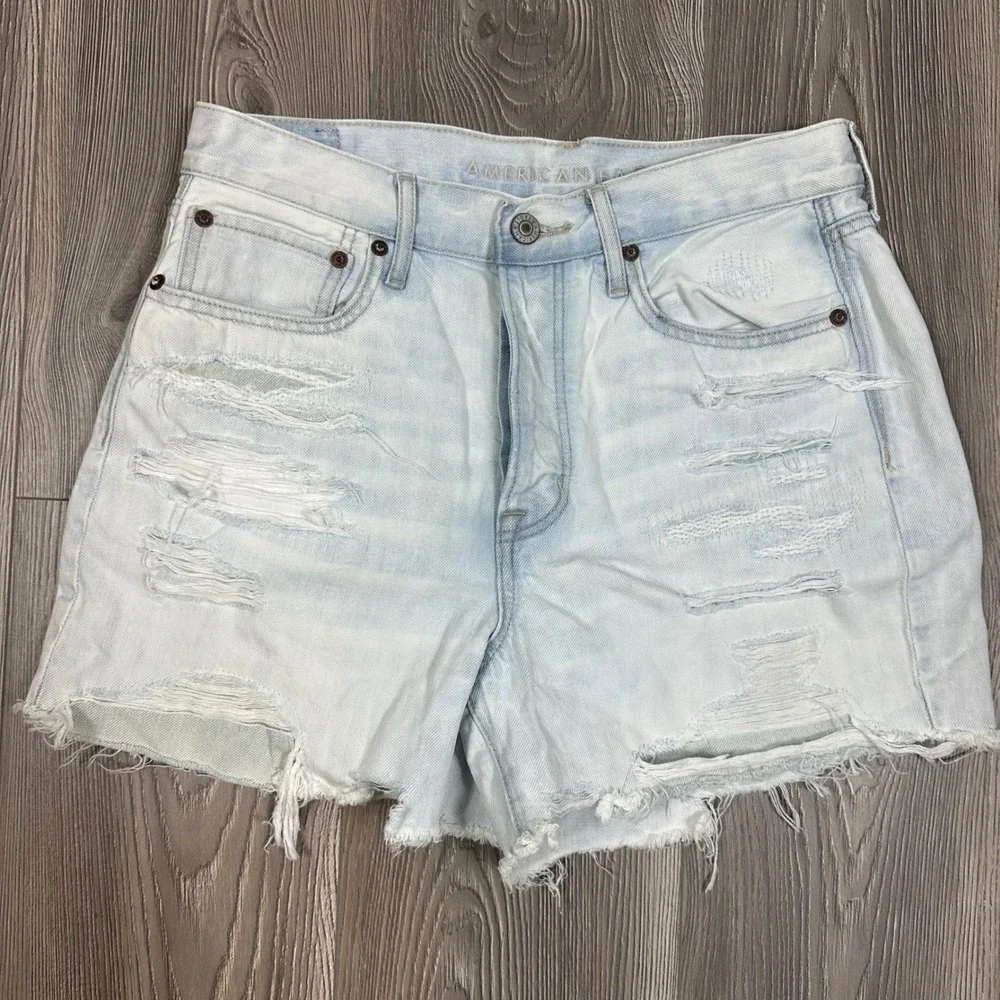 American Eagle Light Wash‎ Distressed 90's Boyfriend Shorts - SIZE US 8 Vacation